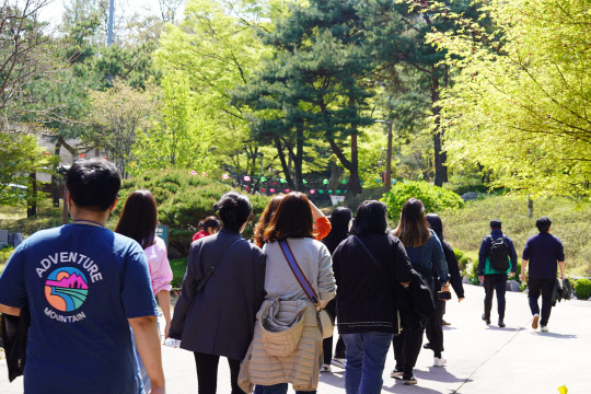 마크애니 사내 행사인 산책로 걷기 대회에서 임직원들이 산책을 하고 있다.  마크애니 제공